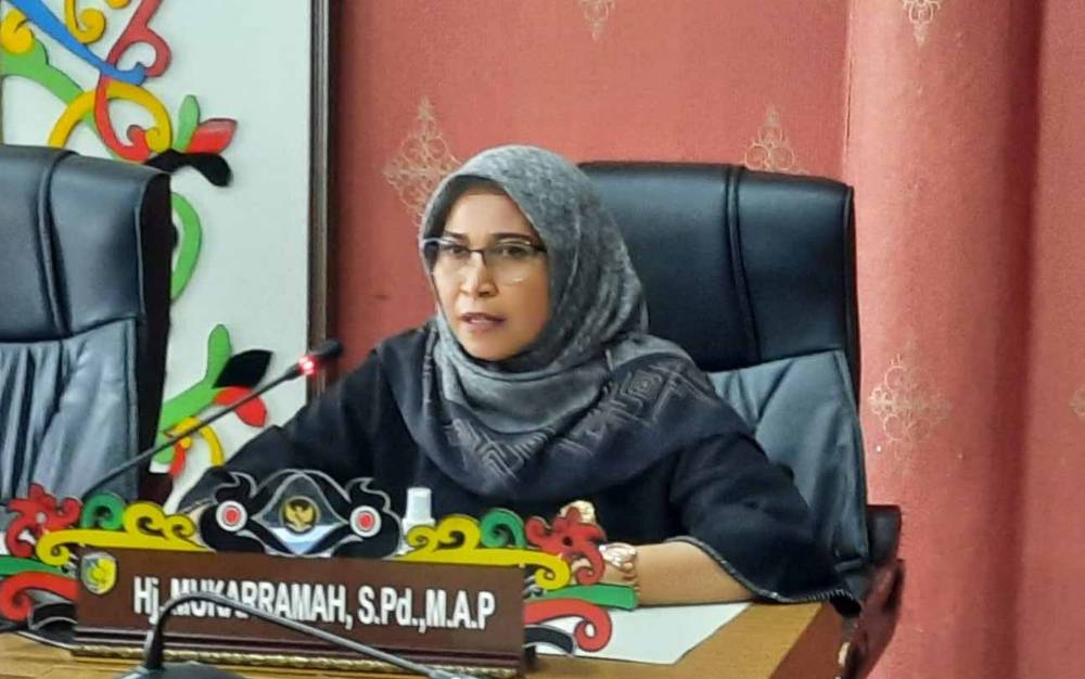 Juru Bicara Fraksi Nasdem Mukarramah membacakan pandangan umum terkait Raperda Protokol Kesehatan.