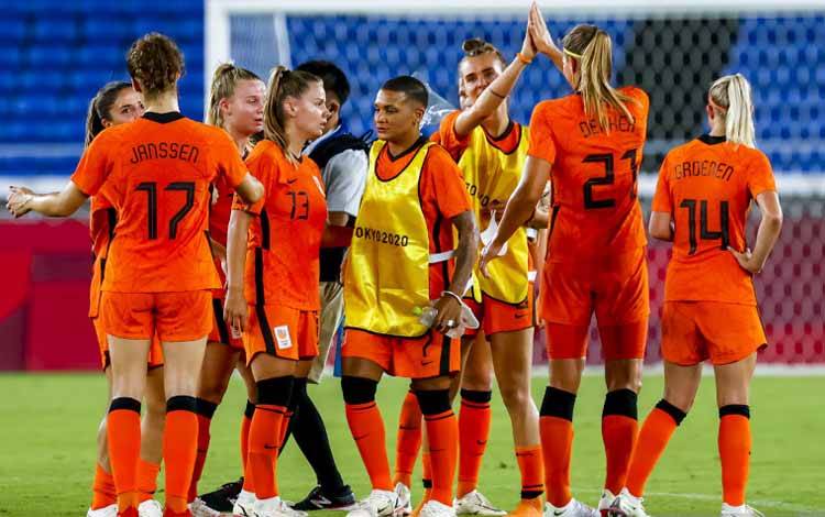 Pemain Belanda merayakan keberhasilan mereka lolos ke perempat final Olimpiade Tokyo 2020 cabang sepak bola putri usai menang 8-2 melawan China di Stadion Internasional Yokohama, Jepang, Selasa (27/7/2021)