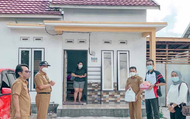 Dinas PUPR Palangka Raya Salurkan Bantuan Bagi Pegawai Positif Covid-19