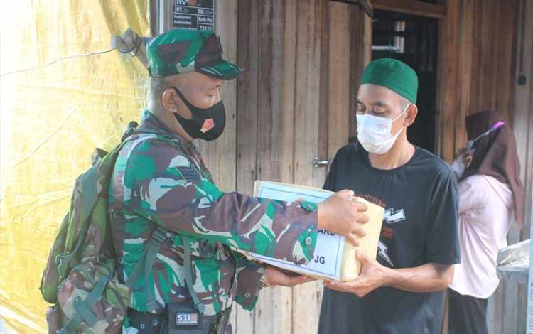 Kodim Palangka Raya Bagikan Paket Sembako PPKM Level 3