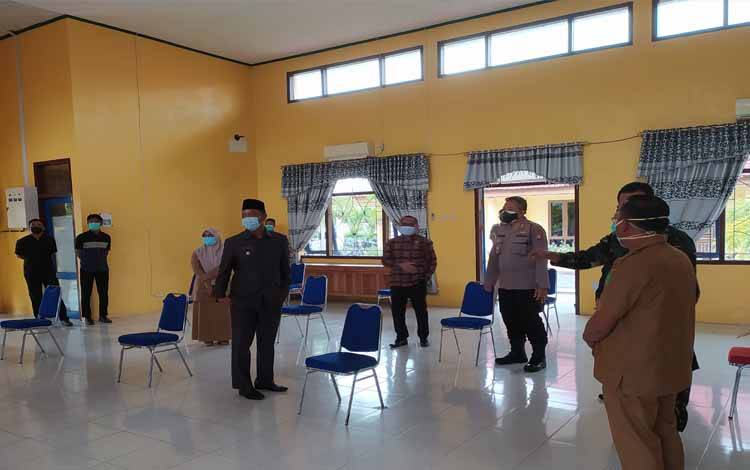Bupati Sukamara, Windu Subagio bersama unsur forkopimda saat memantau pelaksanaan antibody di BPG
