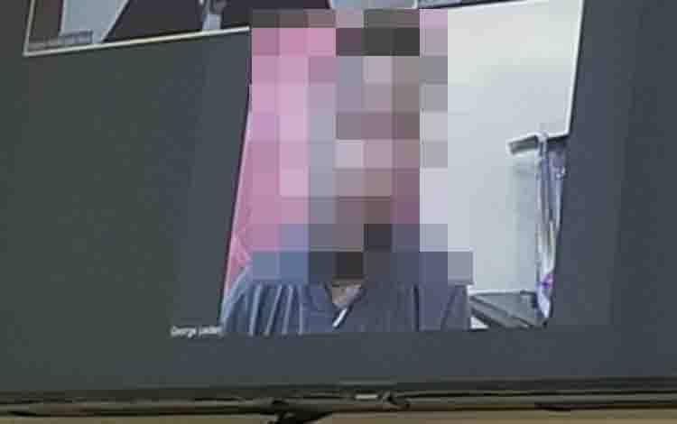 Terdakwa saat menjalani sidang Virtual di PN Palangka Raya