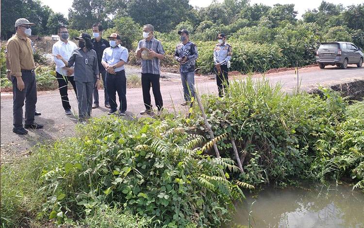 Bupati Pulpis didampingi Sekda Pulpid Tony Harisinta dan Kepala DPUPR Dr Usis I Sangkai dan kepala Dinas Pertanian Slamet Untung Rianto saat meninjau kondisi Food Estate diwilayah Belanti Siam, belum ini.