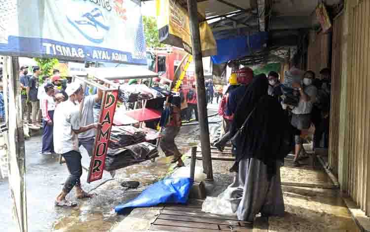 Sejumlah Pemilik Toko Berupaya Selamatkan Barang Jualan
