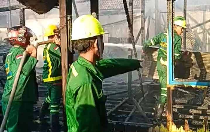Rumah dan Barak 4 Pintu di Ampah Ludes Terbakar