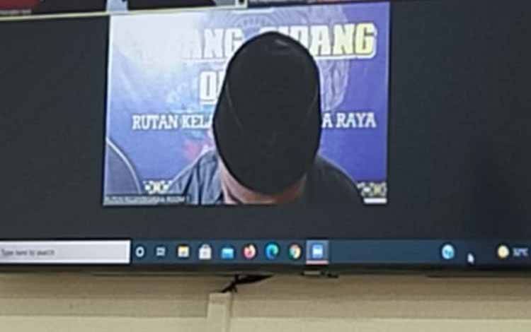 Terdakwa saat menjalani sidang virtual di PN Palangka Raya
