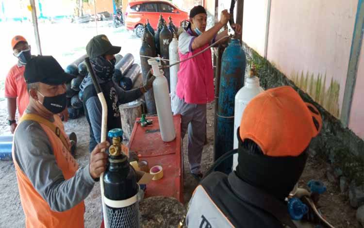 Layanan pengisian oksigen bagi pasien isoman covid-19 dan oenyakit lainnya oleh BPBD Kobar, Senin 29 Juli 2021