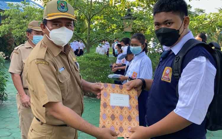 SMPN 1 Basarang Terima Bantuan Media Belajar dari Rumah