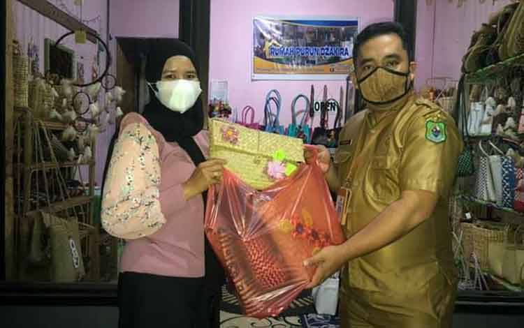 Disbudpora Kapuas Sambangi Mitra Tempat Kerajinan Rumah Purun