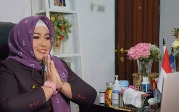Wakil Wali Kota Palangka Raya Umi Mastikah saat mengikuti paripurna ke-8 masa sidang III