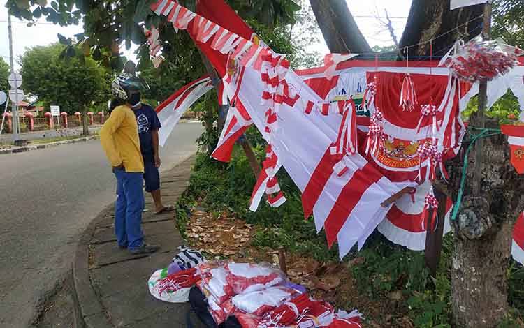 Pedagang Pernak Pernik Kemerdekaan Mencoba Peruntungan di Tengah Pademi
