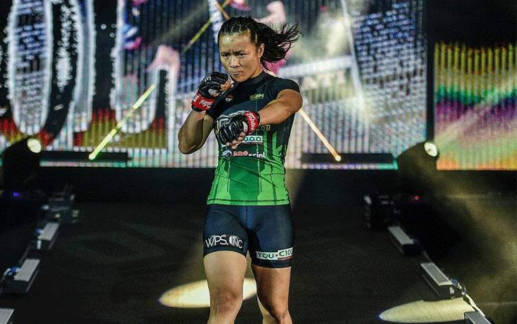 Seniman bela diri campuran wanita papan atas Indonesia Priscilla Hertati Lumban Gaol saat berlaga di ONE Championship. HO/ONE Championship