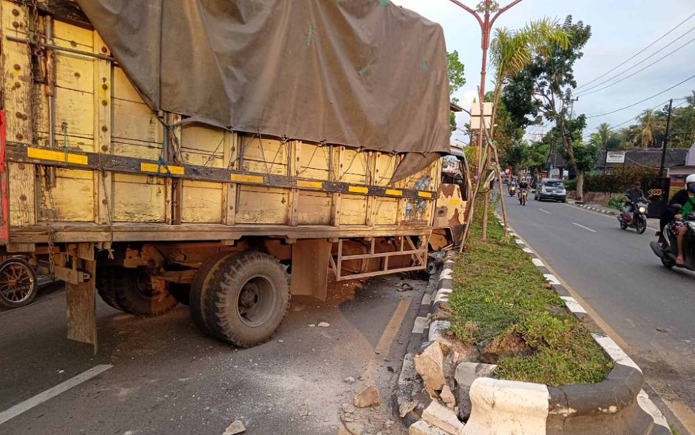 Truk DA 8953 CB dengan kondisi ban depan sebelah kanan lepas setelah menabrak pembatas jalan di Tamiang Layang, Kamis, 29 Juli 2021.
