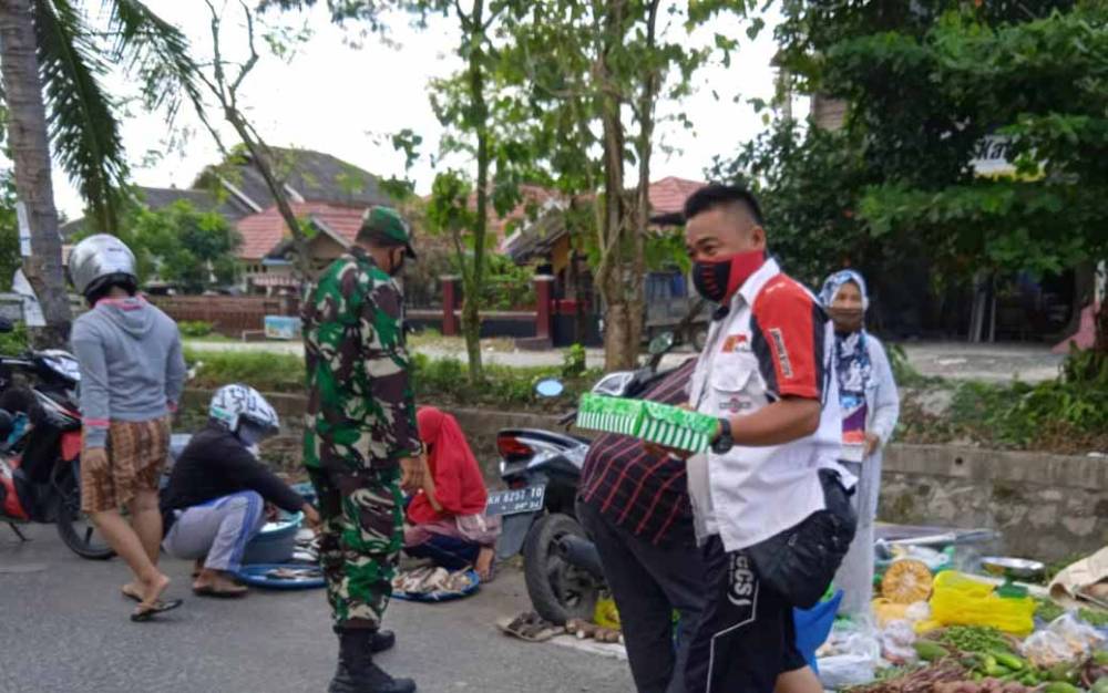 Tim PPKM membagikan nasi kotak di Kelurahan Panarung, Kamis, 29 Juli 2021.
