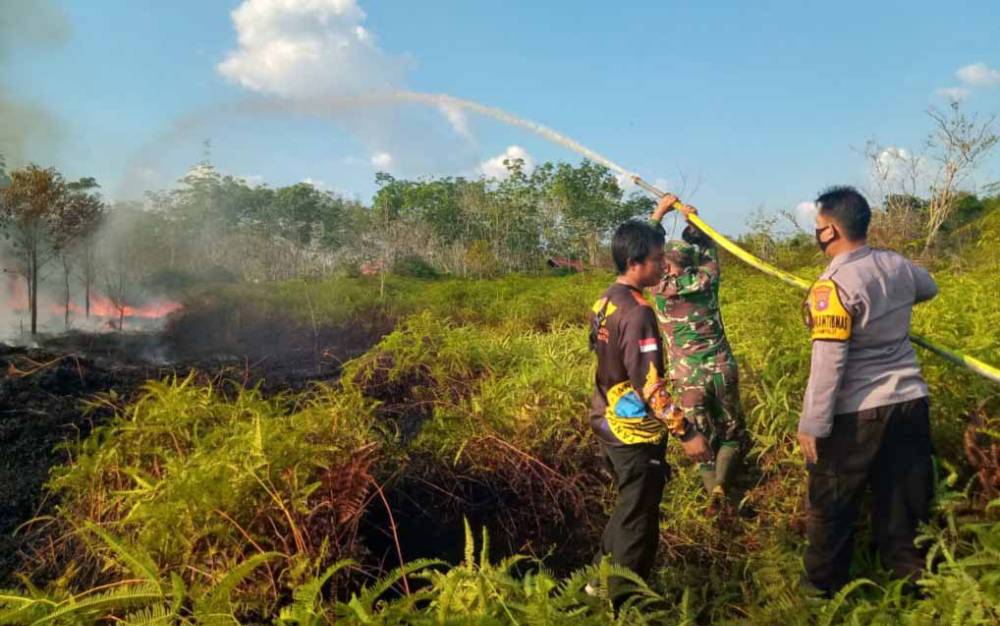 Petugas Gabungan Padamkan Kebakaran Lahan di Desa Talian Kereng