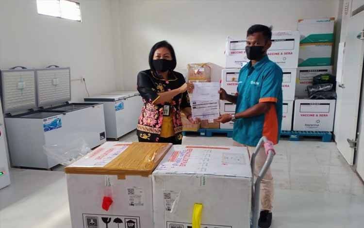 Kasi Produksi, Distribusi dan Pelayanan Kefarmasian Dinkes Kalteng Marlina saat menerima vaksin Moderna