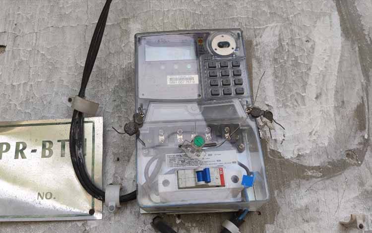 Suplai listrik rumahan. Masyarakat Kecamatan Timpah harap penguatan listrik dan internet