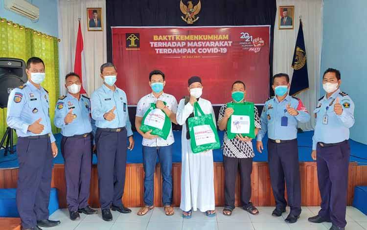 Lapas Palangka Raya Berbagi Warga Terdampak Covid-19