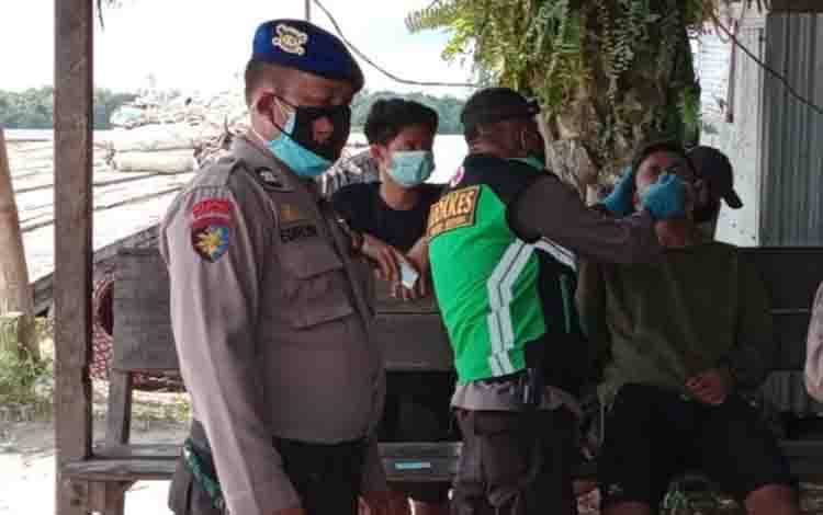 Dokter kesehatan Polres Kotim saat melakukan swab antigen terhadap ABK MV Karya Mandiri.