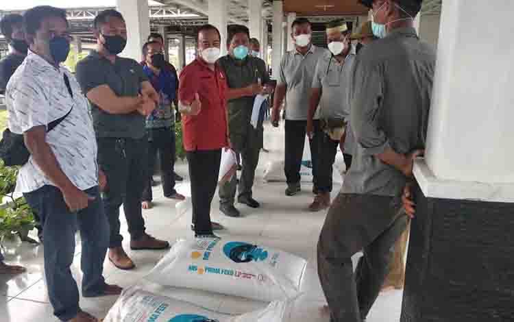 Serahkan Bantuan Sarana Perikanan, Ini Harapan Bupati Seruyan