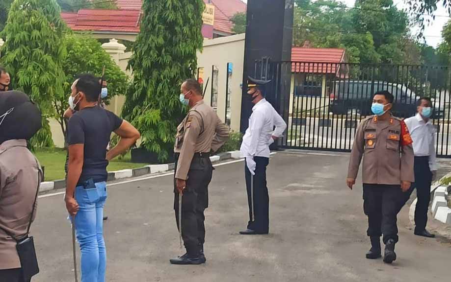 Perwira Polresta Palangka Raya Latihan Pedang Pora Sambut Kapolresta Baru