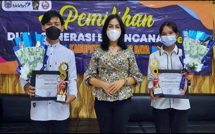 Kepala Disdalduk Mura Lynda Kristiane Perdie saat foto bersama juara lomba Duta Genre Mura.