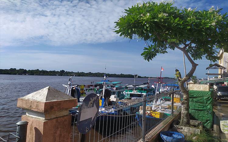 Perahu nelayan yang sandar di dermaga Pasar Ikan Mentaya.