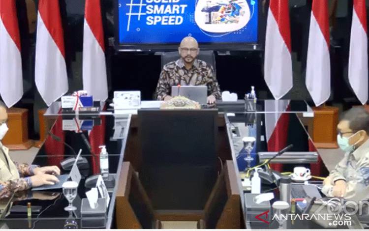 Ketua Umum Ikatan Auditor Teknologi Indonesia (IATI) Hammam Riza (tengah) berbicara dalam Rapat Kerja Nasional IATI dengan tema Peran Audit Teknologi Mendukung Pemulihan Ekonomi Nasional yang dipantau di Jakarta, Sabtu (31/07/2021). (ANTARA/Martha Herlinawati Simanjuntak)