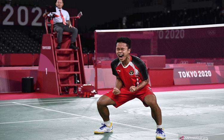 Pebulutangkis tunggal putra Indonesia Anthony Sinisuka Ginting melakukan selebrasi seusai mengalahkan tunggal putra Denmark Anders Antonsen dalam perempatfinal Olimpiade Tokyo 2020 di Musashino Forest Sport Plaza, Tokyo, Jepang, Sabtu (31/7/2021). Anthony Sinisuka Ginting berhasil lolos ke semifinal setelah menang 21-18, 15-21, dan 21-18. ANTARA FOTO/Sigid Kurniawan/foc.