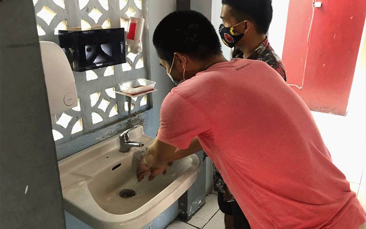 Disiplin prokes, salah satunya mencuci tangan diterapkan dalam Lapas Kelas IIA Palangka Raya. Hal itu demi mencegah Covid-19.