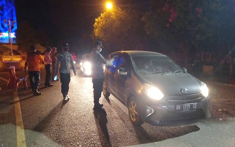 Petugas gabungan memperketat pemeriksaan kendaraan yang akan masuk wilayah Barito Timur di pos penyekatan perbatasan Pasar Panas.