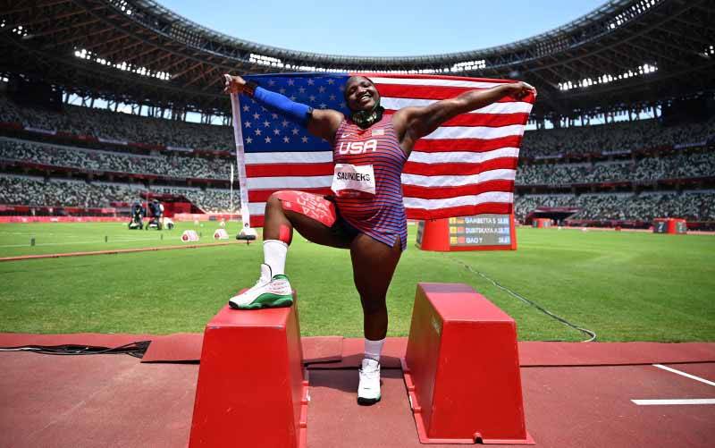Atlet Tolak Peluru AS Lakukan Gerakan Protes di Podium Medali