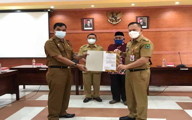 Penjabat Sekretaris DPRD Kapuas Diserah Terimakan