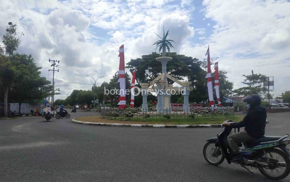 Umbul-umbul terpasang disalah satu sudut kota Kuala Pembuang untuk menyemarakan HUT RI ke 76