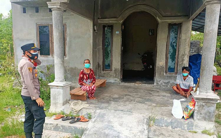 Kapolsek Bukit Batu Salurkan Bansos untuk Warga Jalani Isoman Covid-19