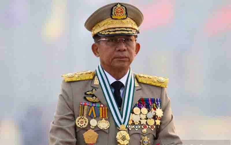 Pemimpin junta militer Myanmar Jenderal Min Aung Hlaing saat memimpin parade militer pada Hari Angkatan Bersenjata di Naypyitaw, Myanmar, Maret 2021. (foto : ANTARA/Reuters)
