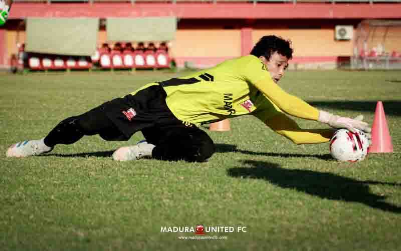 Kiper Madura United Sibuk Jadi Pemateri Seminar Selama Libur Latihan