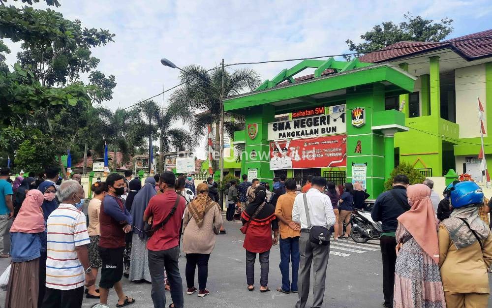 Warga mengantre untuk mengikuti vaksinasi dosis 2 di SMAN 1 Pangkalan Bun, Selasa, 3 Agustus 2021.