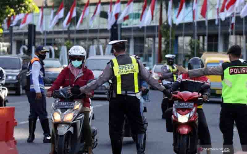 Petugas meminta kendaraan untuk berputar balik karena tidak berkepentingan saat ingin memasuki Kota Surabaya di Bundaran Waru, Surabaya, Jawa Timur, Senin (2/8/2021). Hingga hari terakhir pemberlakuan PPKM level 4 yang berlaku sejak 26 Juli, penyekatan di sejumlah jalan di Surabaya masih berlangsung, walau pun beberapa warga berusaha menerobos penyekatan tersebut. (foto : ANTARA FOTO/Umarul Faruq/foc.)
