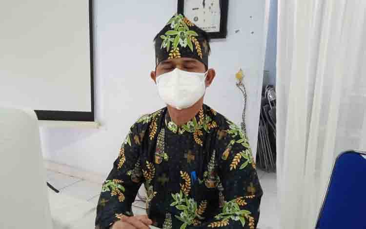 Camat Dusun Timur Ristanto Pratomo saat mengikuti peringatan HUT ke 19 Kabupaten Barito Timur secara virtual