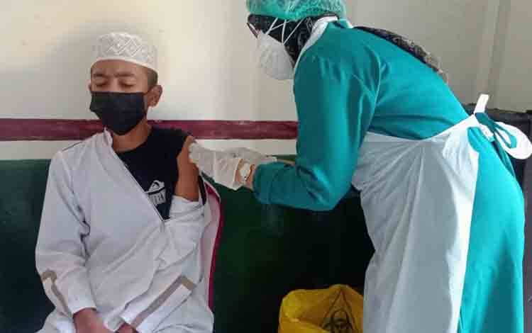 Sejumlah Santri di Sampit Mulai Divaksin
