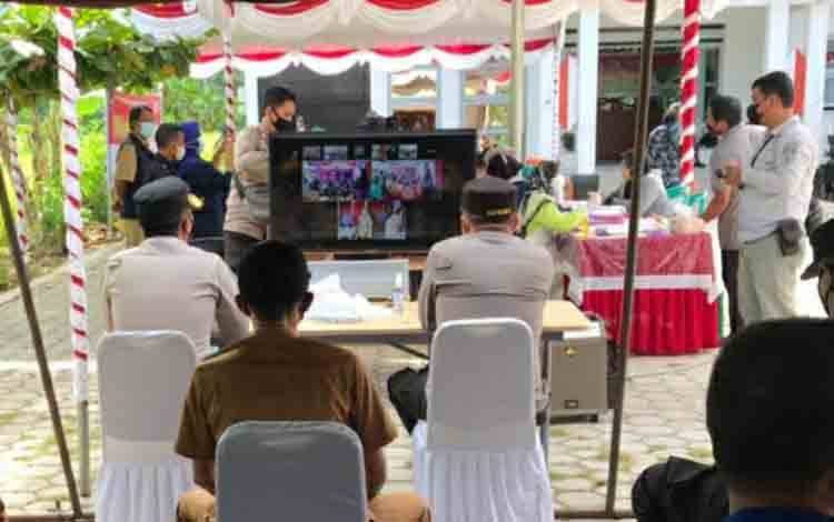 Kapolres Kapuas Ikuti Vidcon dengan Kapolda Kalteng Terkait Pelaksanaan Vaksinasi Massal