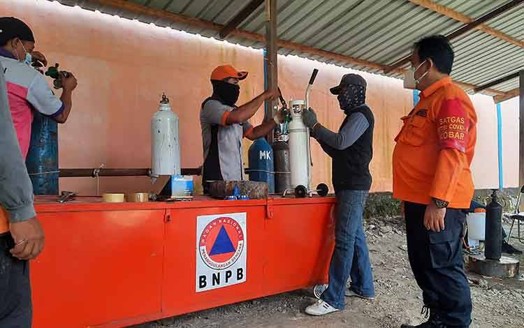 Kabid Pencegahan dan Kesiapsiagaan BPBD Kabupaten Kobar, Geger Suwarmono saat memantau pengisian oksigen.