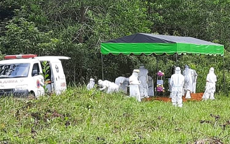 Pemakaman pasien meninggal dengan protokol covid-19 di Kabupaten Barito Timur.