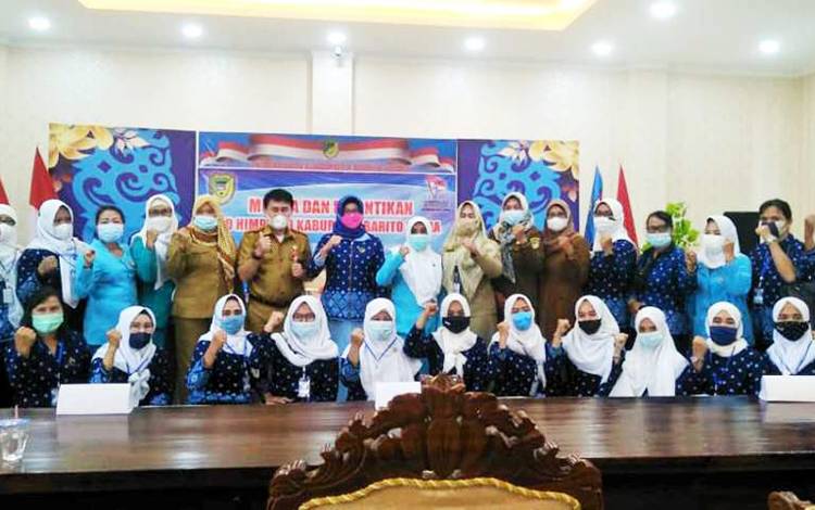 Ketua TP PKK/BUnda PAUD, Sri Hidayati foto bersama seusai pelaksanaan Musyawarah Daerah Himpunan Pendidik dan Tenaga Pendidik Anak Usia Dini Indonesia (Musda Himpaudi) Kabupaten Barito Utara