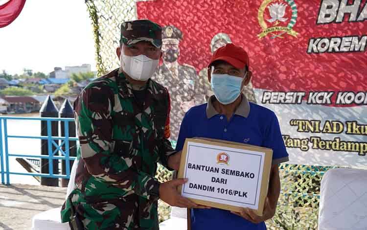 Dandim Palangka Raya Bagikan Sembako untuk Warga Terdampak Covid-19