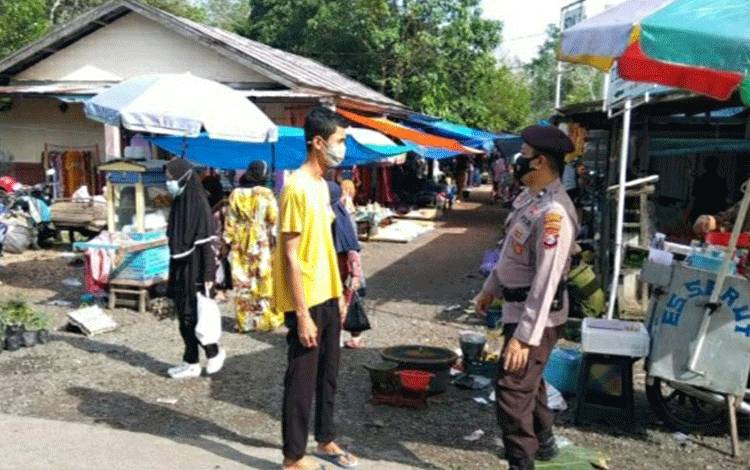 Pengunjung dan Pedagang Pasar Tradisional di Pulau Petak Diajak Perketat Prokes