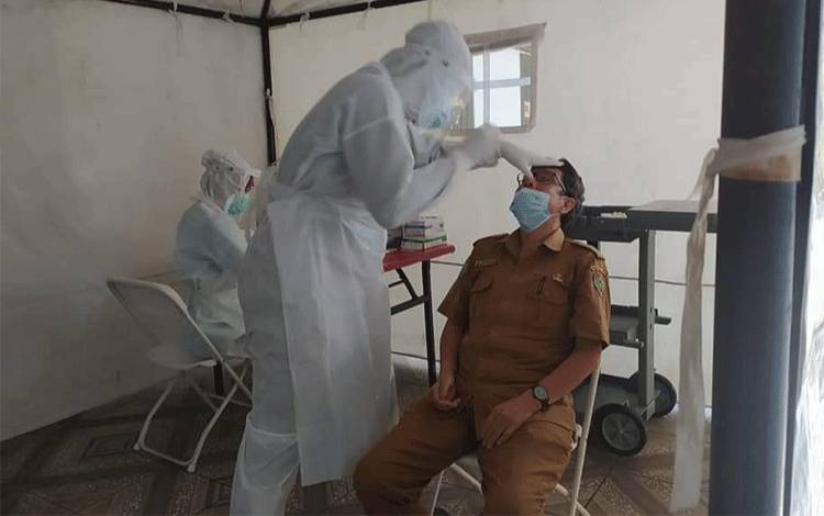 Pegawai Dispursip Kalteng Jalani Test Sweb Antigen