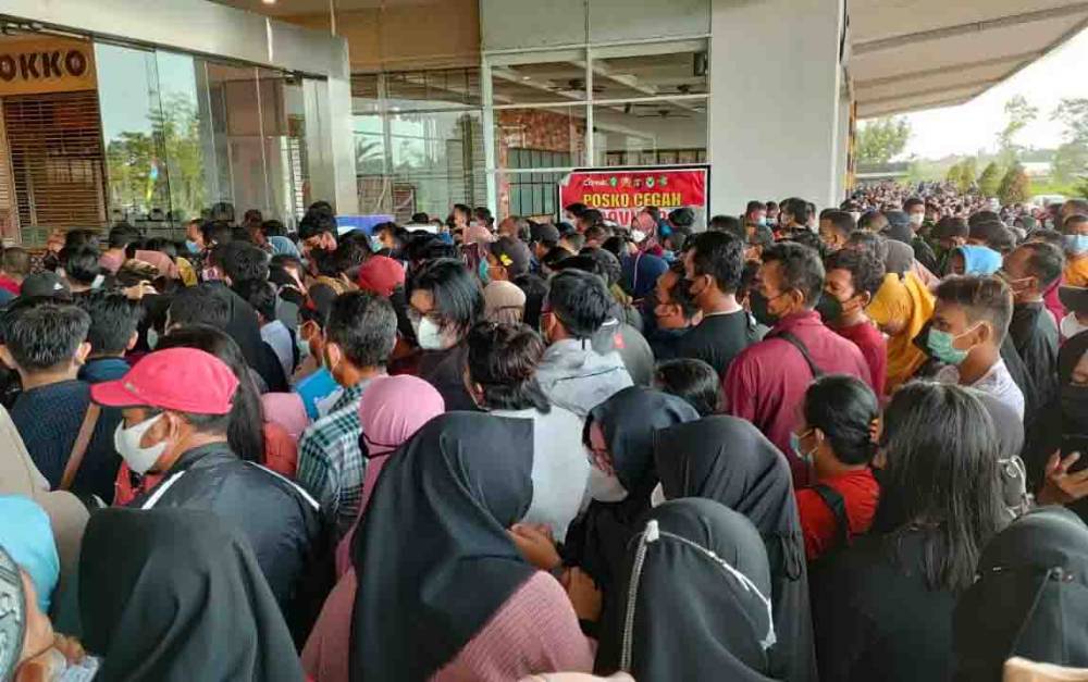 Masyarakat Membludak di Lokasi Vaksinasi Covid-19 di Citimall Sampit