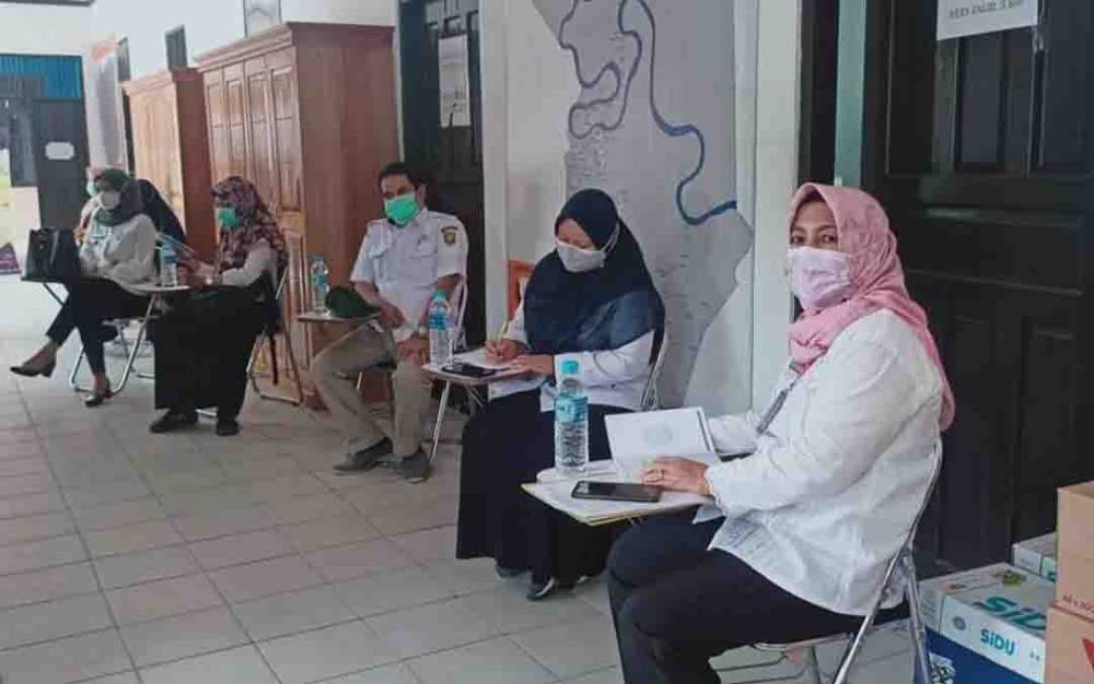 Ketua Harian Satgas Covid-19 Kota Palangka Raya, Emi Abriyani memimpin rapat penanganan pandemi.